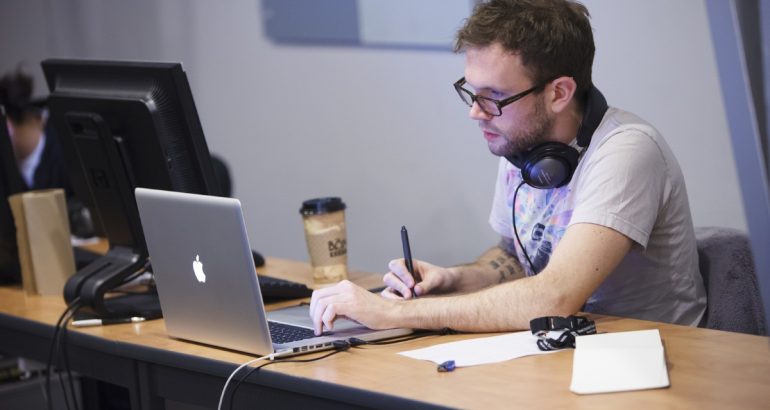 إن قل مالي فلا خل يصاحبني.. وان زاد مالي فكل الناس خلاني.