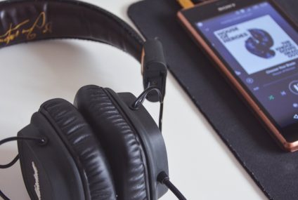 الحب يدخل الرجل عبر العينين، ويدخل المرأة عبر الأذنين.