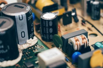 الكلام الكثير دليل على العلم الواسع أو كثرة الكذب.